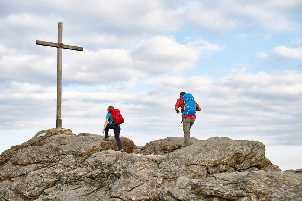 Gipfelkreuz-mit-Wanderer